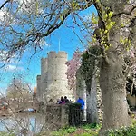 Canterbury Holiday Apartment Sleeps 6 Free Parking Wifi